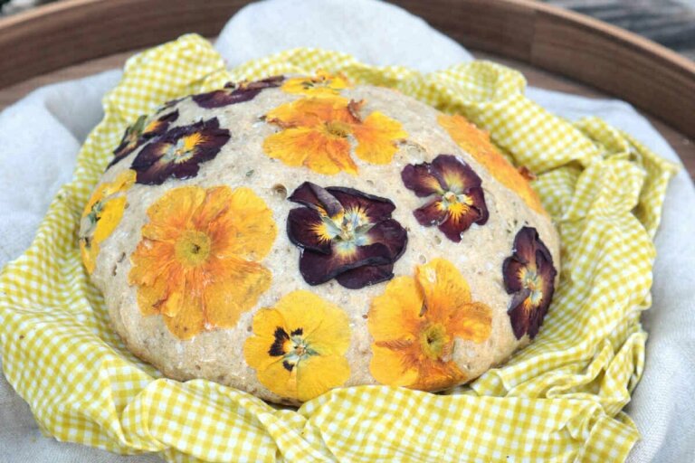 Unser Blütenbrot macht sich gut auf dem selbstgemachten Bienenwachstuch!